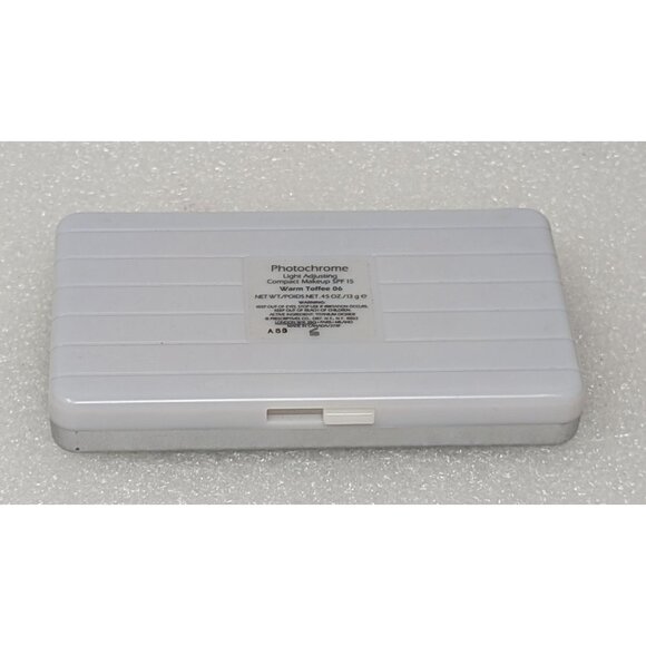 Prescriptives Photochrome Light Adjusting Compact Makeup SPF 15 Warm Toffee 06 - Picture 3 of 4